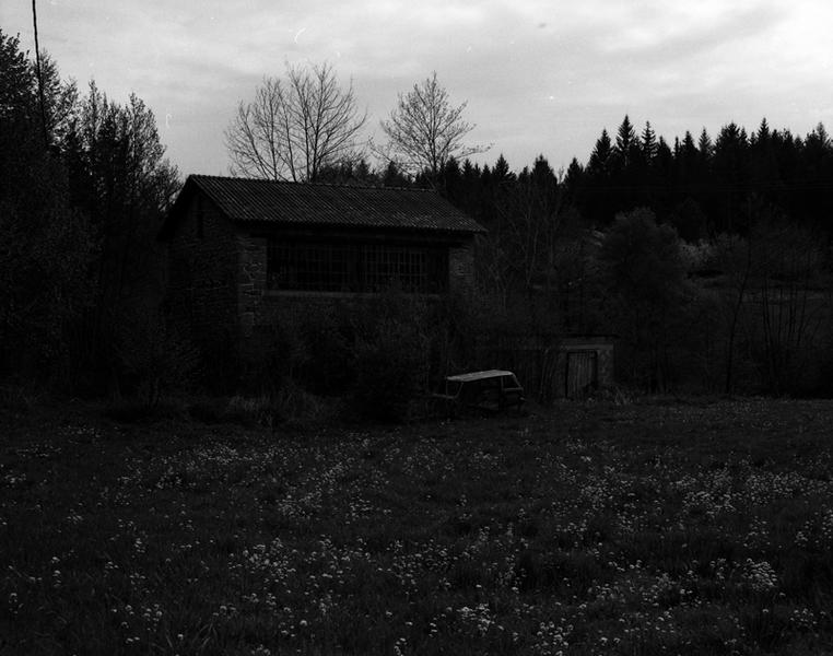 Vue d'ensemble façade extérieure côté chemin d'accès