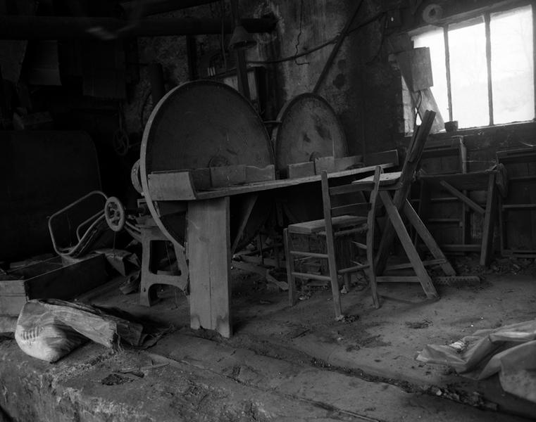 Machine à polir, une chaise et une chaise haute dite chèvre