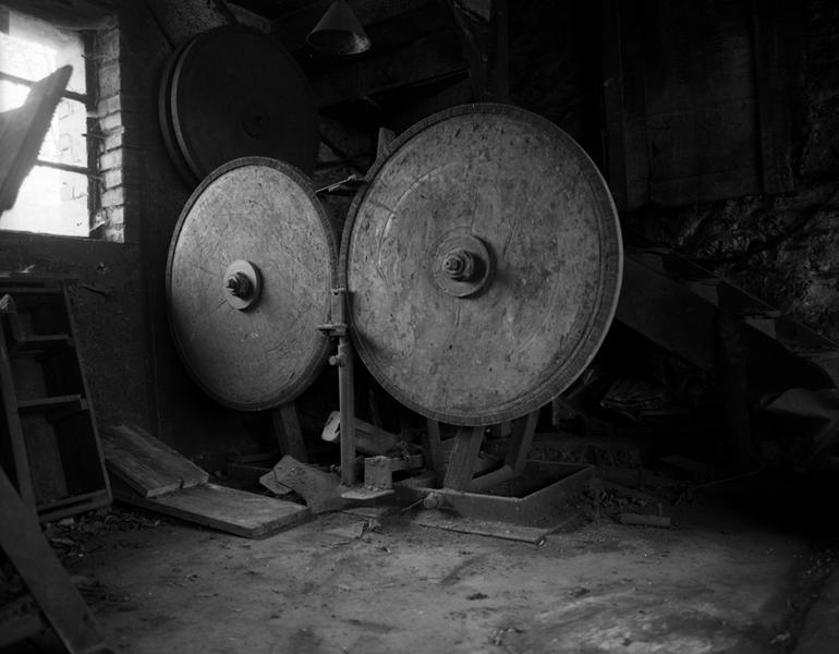 Machine à polir composée de 2 disques tournant en sens inverse