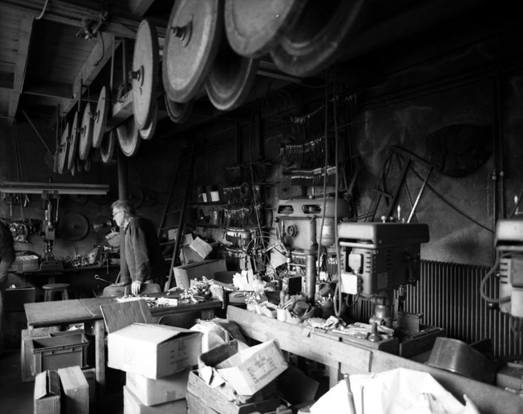 Vue d'ensemble de l'atelier avec Jean Rimbert, ciselier, né en 1923