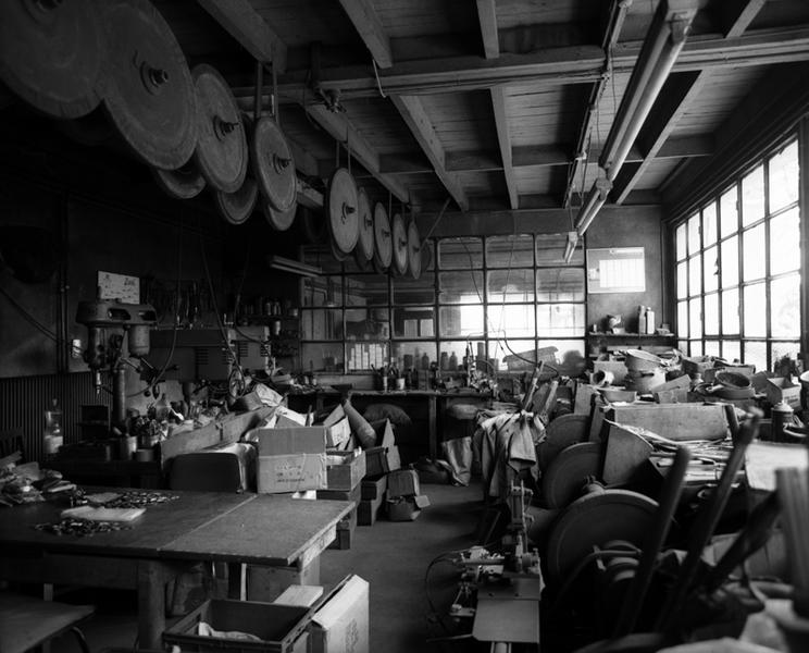 Vue d'ensemble de l'atelier avec les perceuses (à gauche) et le banc de polissage (à droite).