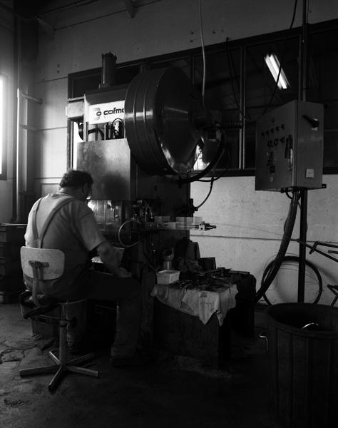 Machine à découper : presse Cofmo, Russie avec Monsieur Delorme pour découper les billettes en 2 dans leur longueur.