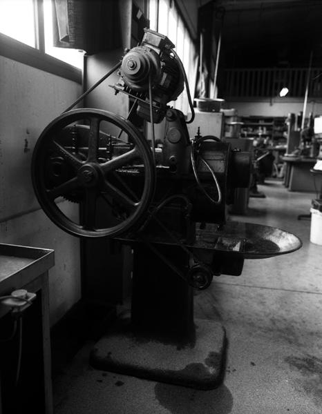 Machine à façonner : façonneuse pour le pas de vis (U.S.A., Connecticut) Built by The Waterbury Farrel Foundry and Machine co. Waterbury Conn. 16