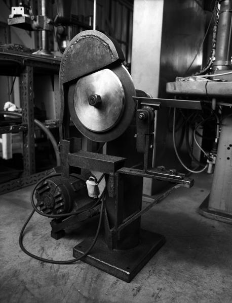 Poste de travail pour faire les filets à la main avec touret et disque.