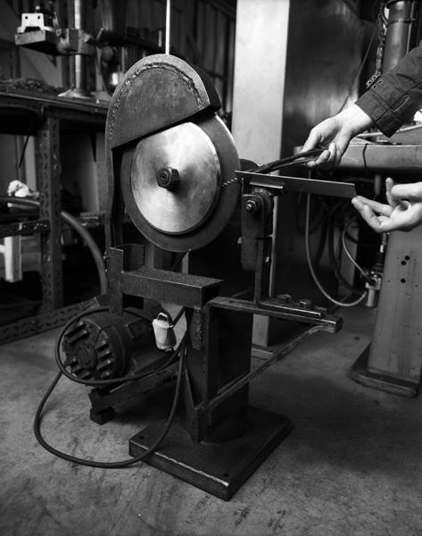 Poste de travail pour faire les filets à la main avec touret et disque, rainure le long des mailles de la mèche.