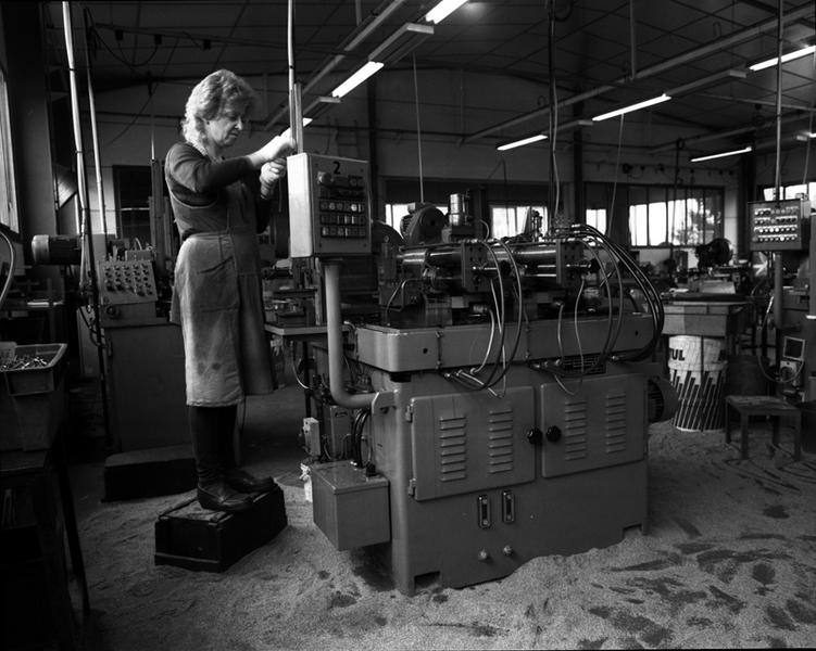 Poste de travail : remplissage du chargeur de la machine à forger Felss.