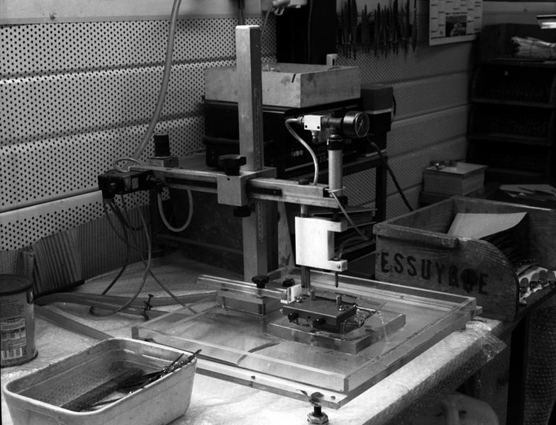 Machine à marquer : marteau électro-chimique, constructeur Osiling Etch 120 Allemagne.