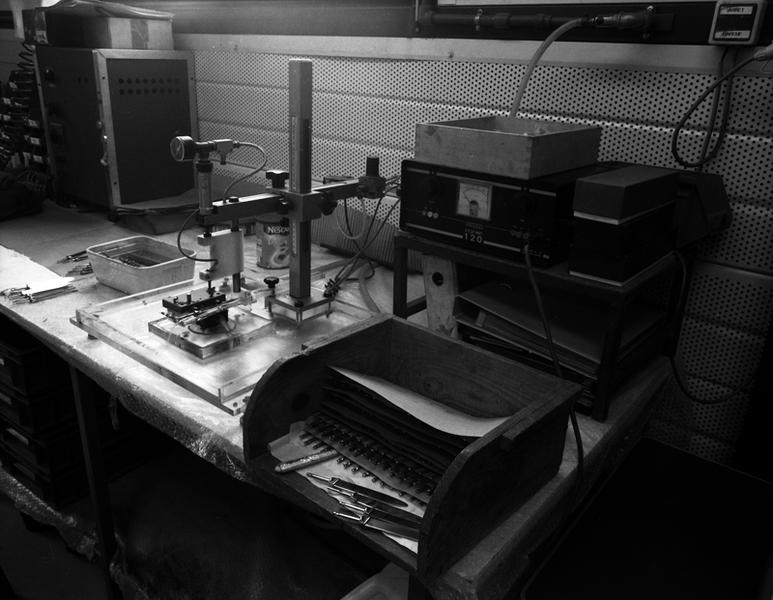 Machine à marquer à l'électrochimie et lames