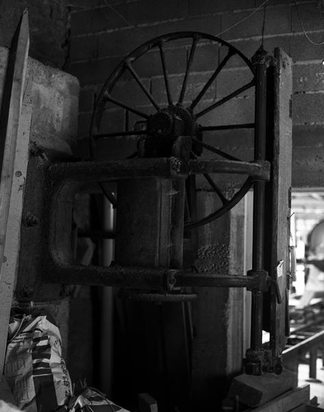 Vue arrière de la scierie circulaire, constructeur ancienne maison Bonino