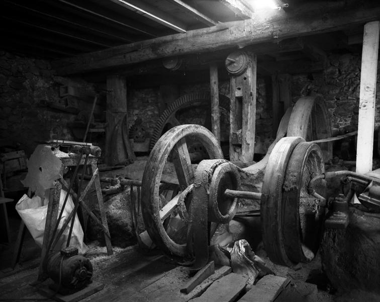 Vue rapprochée du mécanisme du moulin-scierie