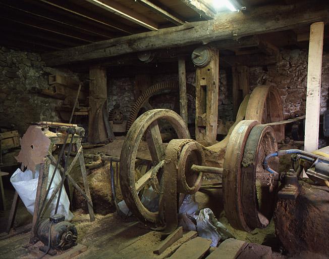 Vue rapprochée du mécanisme du moulin-scierie