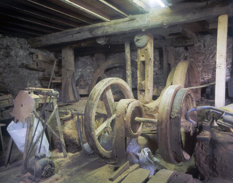 Vue rapprochée du mécanisme du moulin-scierie