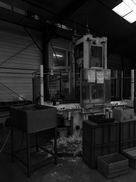 Vue intérieure du bâtiment à injection : presse à injection verticale