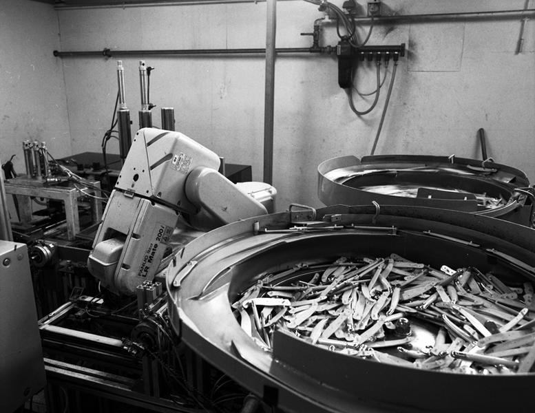 Robot assembleur de côte mâle, de côte femelle et de lame