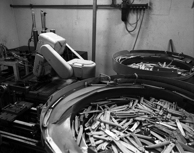 Robot assembleur cloueur de côtes en plastique sur plate-semelle
