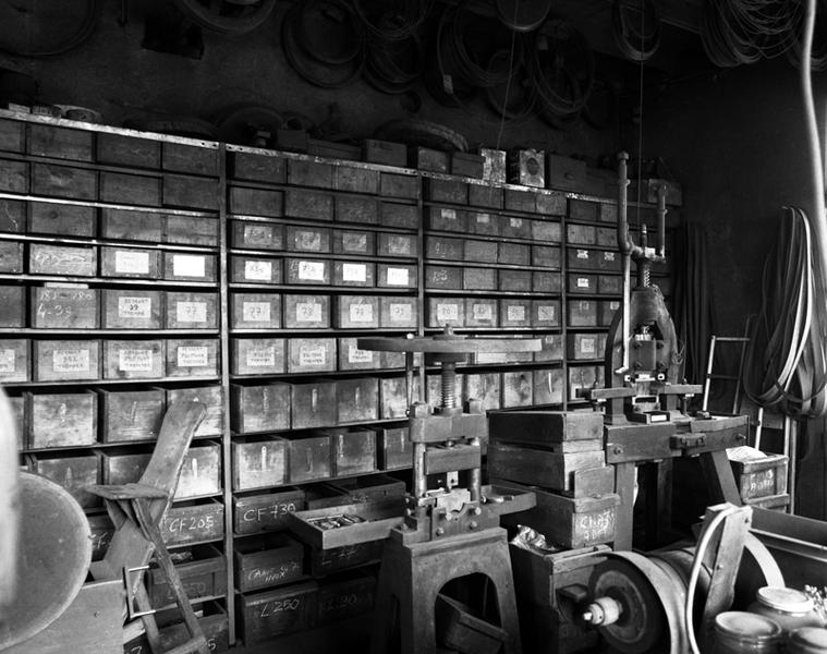 Vue intérieure de l'atelier de montage-polissage : machines à marquer