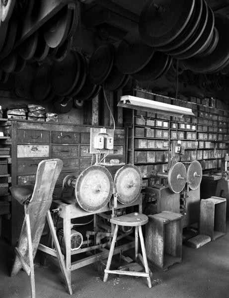 Atelier de polissage-montage : ensemble de 2 machines à polir