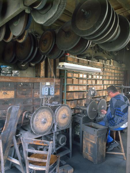 Atelier de polissage-montage : ensemble de 2 machines à polir (avec personnage).