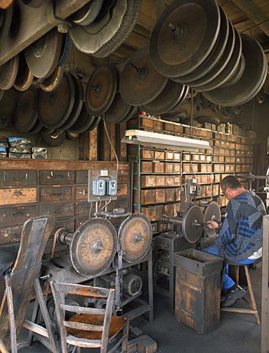 Atelier de polissage-montage : ensemble de 2 machines à polir (avec personnage).