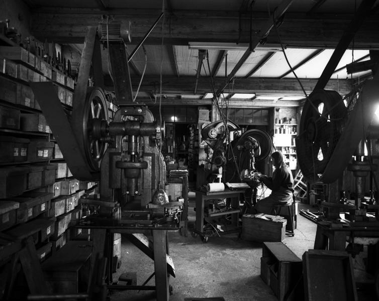 Vue d'ensemble de l'atelier de découpage-percage avec découpoirs