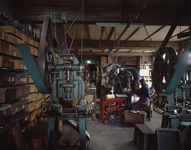 Vue d'ensemble de l'atelier de découpage-percage avec découpoirs