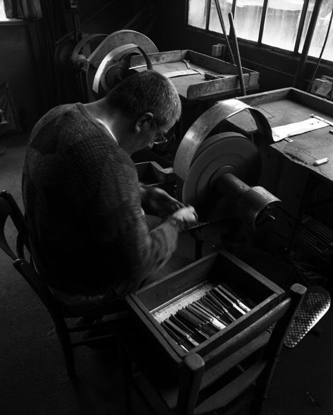 Atelier de montage-polissage : polisseur au touret de polissage