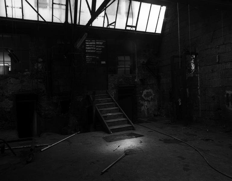 Vue intérieure prise de la coutellerie Marcellin Gardette-Cros avec vue de la façade extérieure de l'usine Pauze.