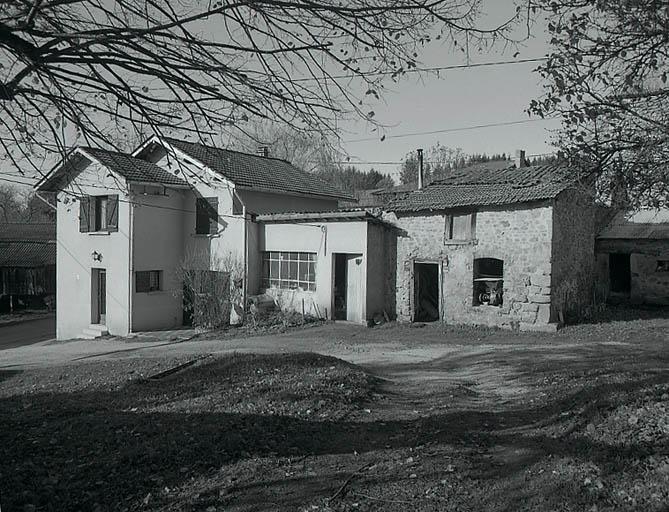 Vue extérieure de l'ensemble : maison, atelier, grange