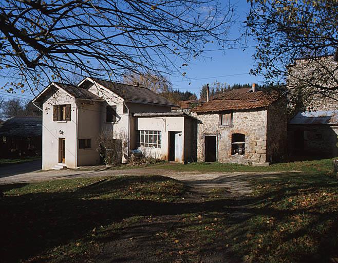 Vue extérieure de l'ensemble : maison, atelier, grange