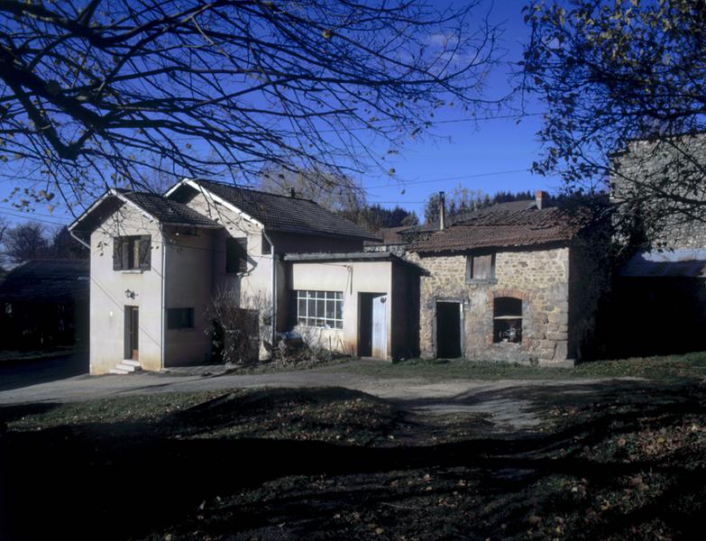 Vue extérieure de l'ensemble : maison, atelier, grange
