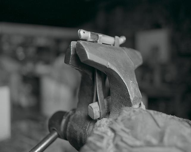 Vue intérieure de l'atelier : étau et mortaches