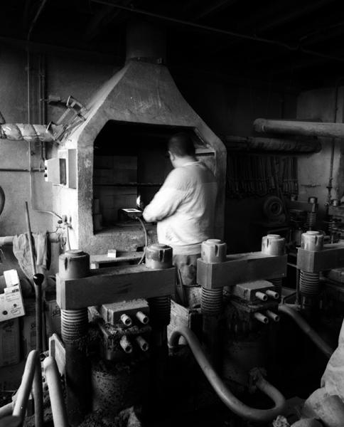 Machine à chauffer : four au gaz et machines à mouler par compression