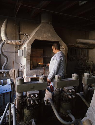 Machine à chauffer : four au gaz et machines à mouler par compression