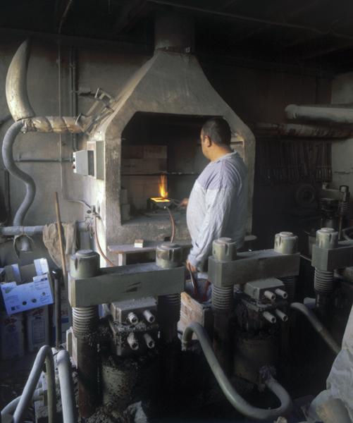 Machine à chauffer : four au gaz et machines à mouler par compression