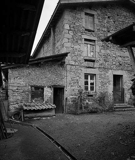 Vue extérieure prise de la cour : façade de l'atelier