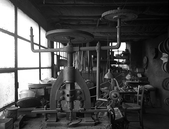Machine à estampiller : presse à vis à balancier dite machine à marquer les lames de couteaux.