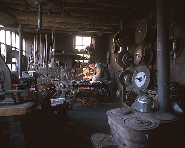 Vue d'ensemble de l'atelier de polissage avec Roger Barge