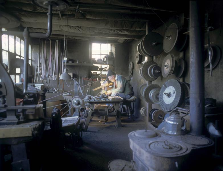 Vue d'ensemble de l'atelier de polissage avec Roger Barge