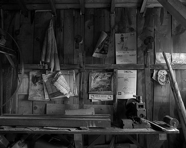 A l'étage : atelier d'affûtage, machine à corriger dit tendeur pour tendre et planer la scie à ruban.