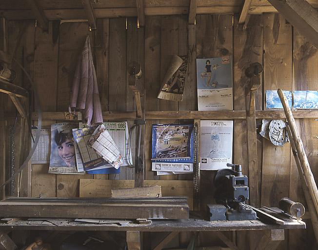 A l'étage : atelier d'affûtage, machine à corriger dit tendeur pour tendre et planer la scie à ruban.