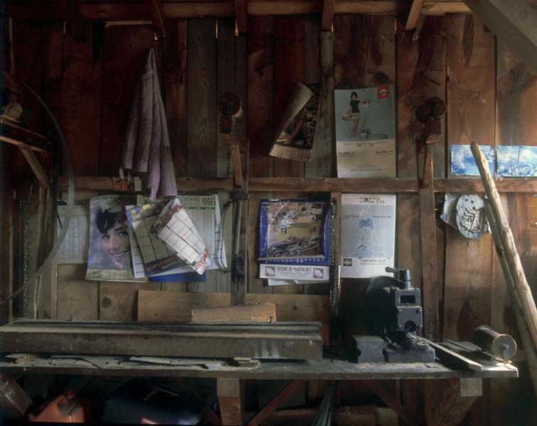 A l'étage : atelier d'affûtage, machine à corriger dit tendeur pour tendre et planer la scie à ruban.