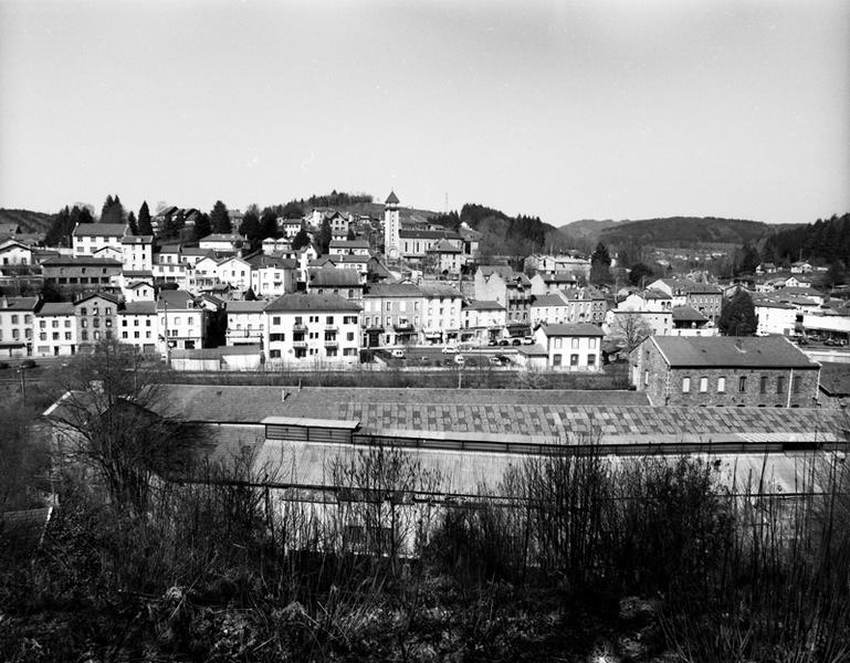Usine Gauvin au premier plan