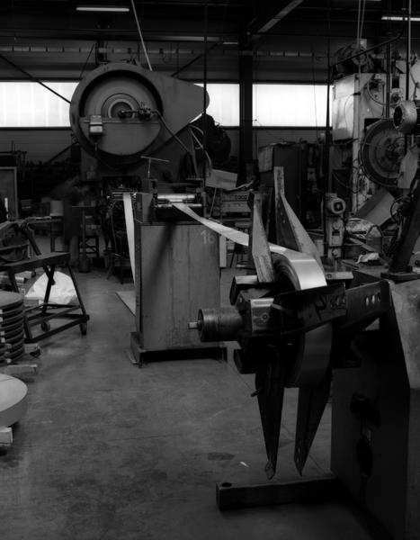 Machine à dérouler (dérouleuse) puis machine à redresser (redresseur) puis machine à emboutir.