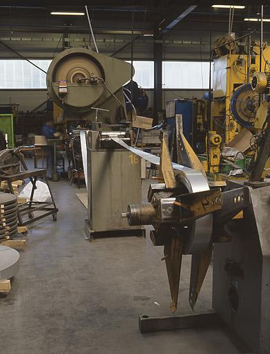 Machine à dérouler, puis machine à redresser, puis machine à emboutir