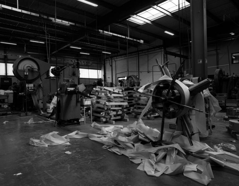 Machine à dérouler, machine à redresser, machine à amener, machine à emboutir.