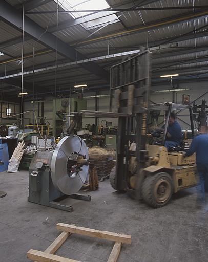 Installation d'un rouleau d'acier sur machine à dérouler