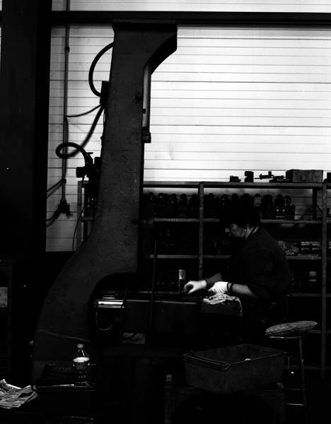 Machine à forer (foreuse) dit marteau à planche utilisé pour mettre les mitres sur les couverts.