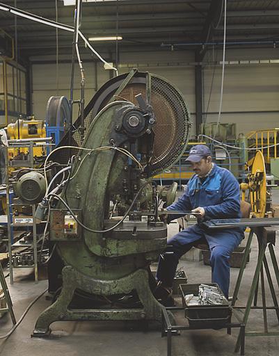 Machine à découper par poinçon