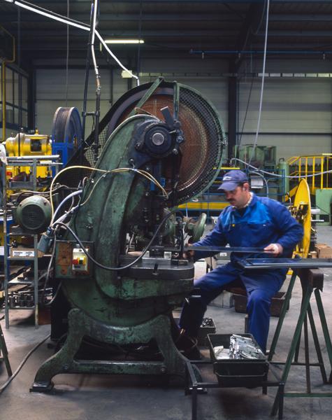 Machine à découper par poinçon