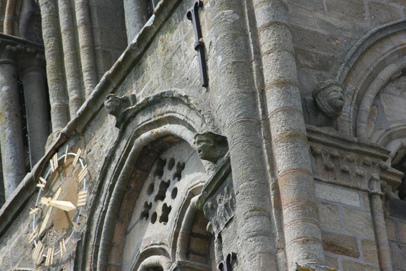 Deux têtes masculines et une tête de femme coiffée d'un touret (angle sud-est du clocher).